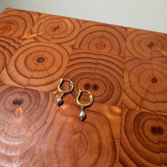 gorjana Perla Cultured Pearl Huggie Hoop Earrings with Grey Pearl - bought 2021 - Picture 4 of 8